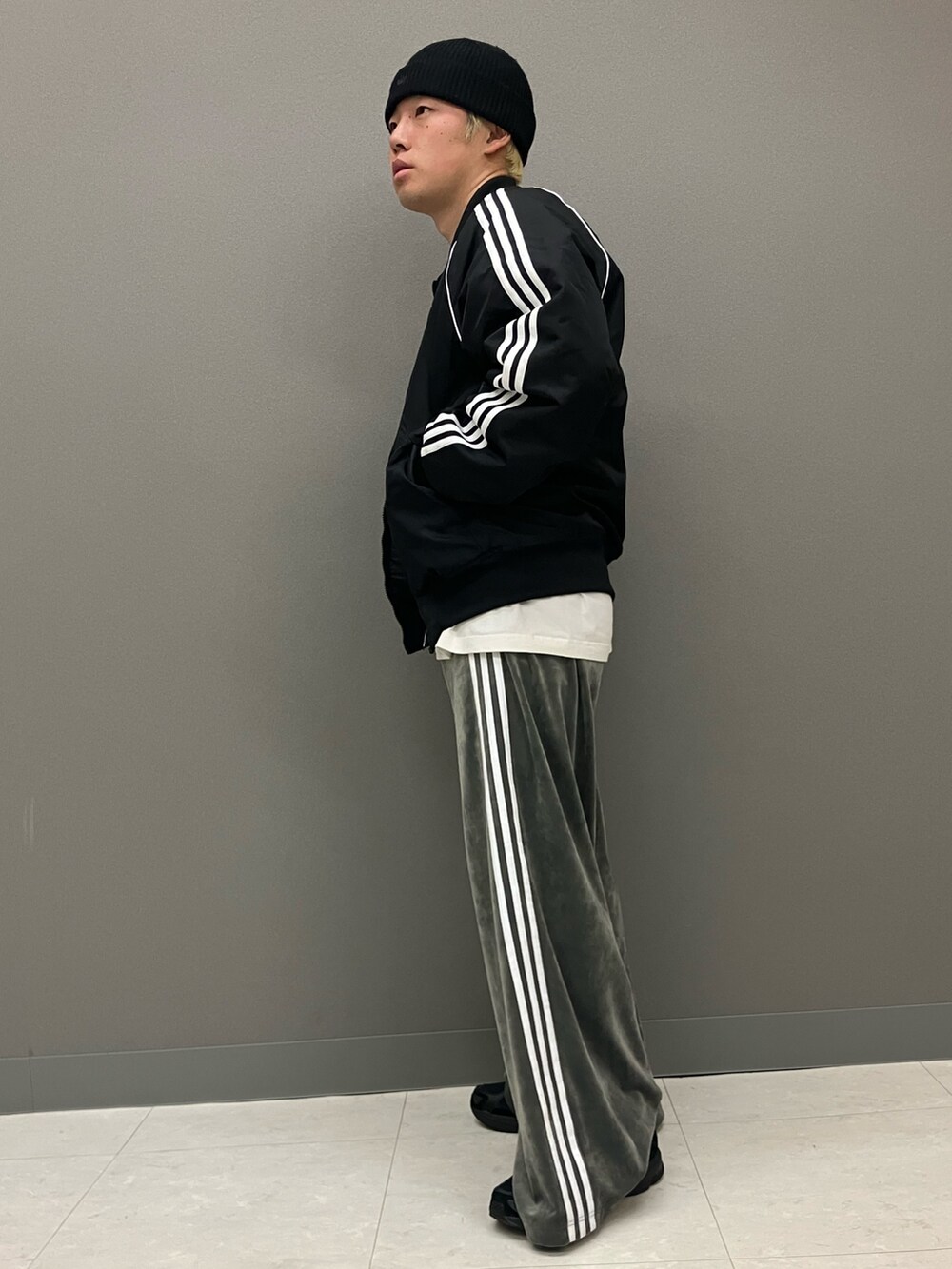 「スニーカー、ジャケット、アウター、adidas、ベルベット、アディダス、トラックパンツ、adidas originals、アディダスオリジナルス、レスポンス」｜「adidasのアディカラー ショートビーニー / アディダスオリジナルス adidas Originals（ニットキャップ/ビーニー、ブラック系）」を使った、NTさん（メンズ・166cm）の冬コーディネートの2枚目の写真