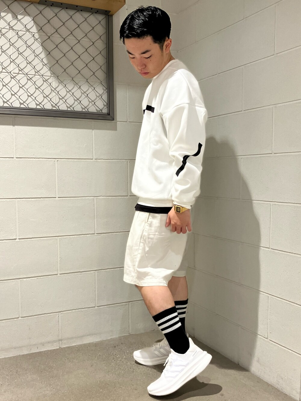 ホワイト系のスウェットを着用したメンズの秋コーディネートの2枚目の写真