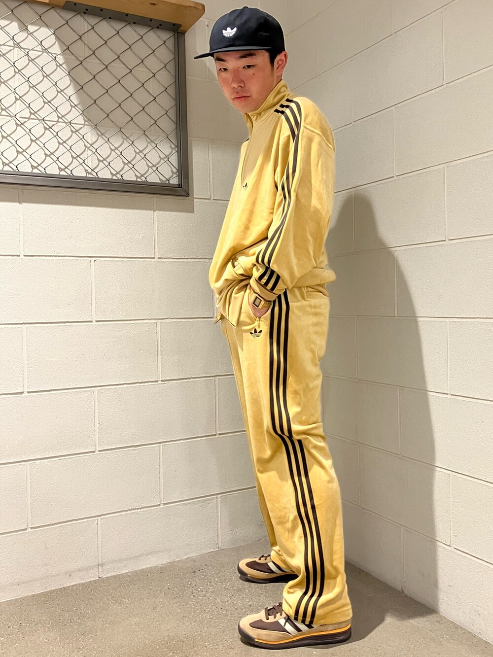 ベージュ系のジャージ、ベージュ系のその他パンツ、ブラウン系のスニーカーを着用したメンズの秋コーディネートの2枚目の写真