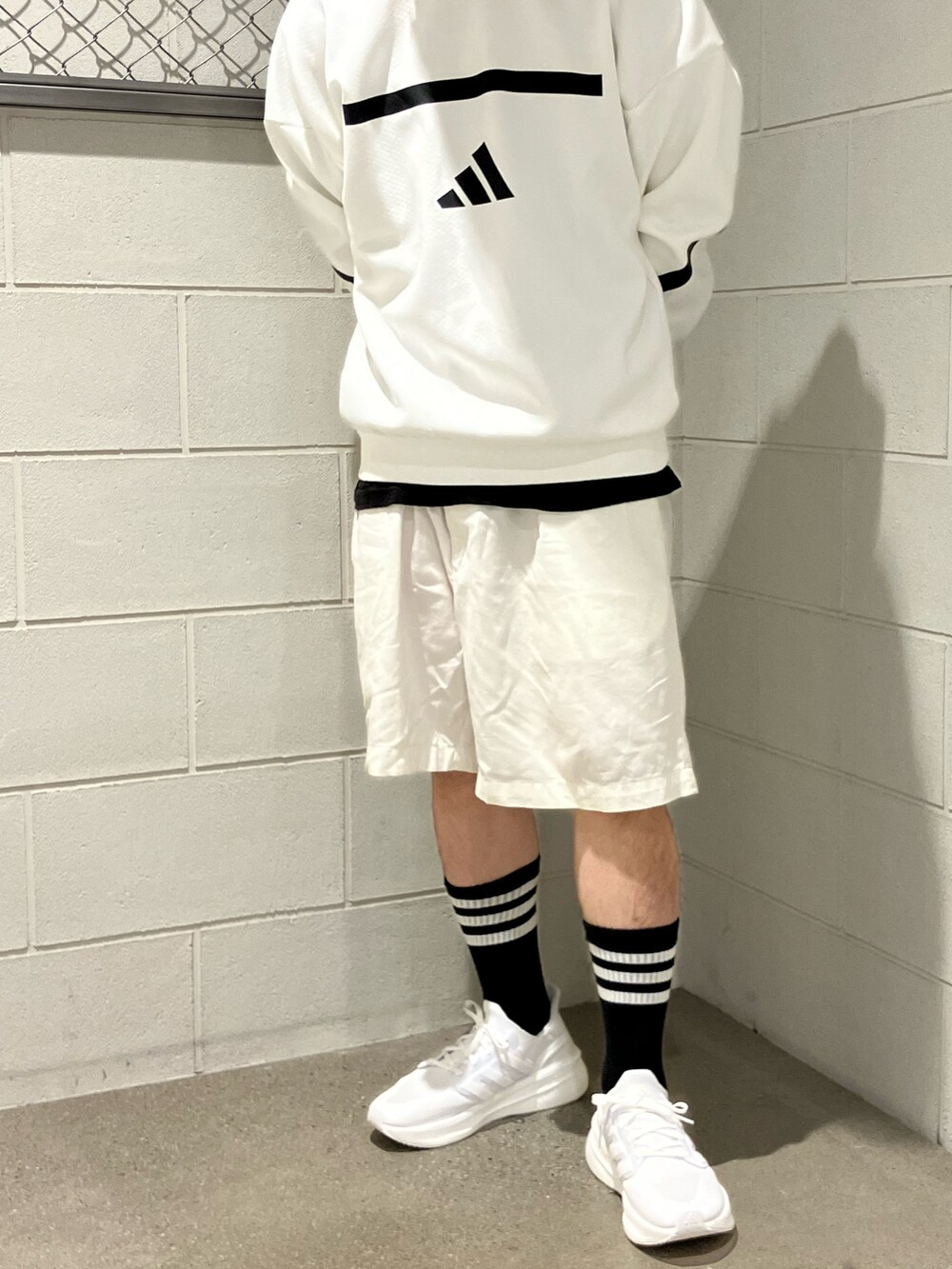 ホワイト系のスウェットを着用したメンズの秋コーディネートの3枚目の写真