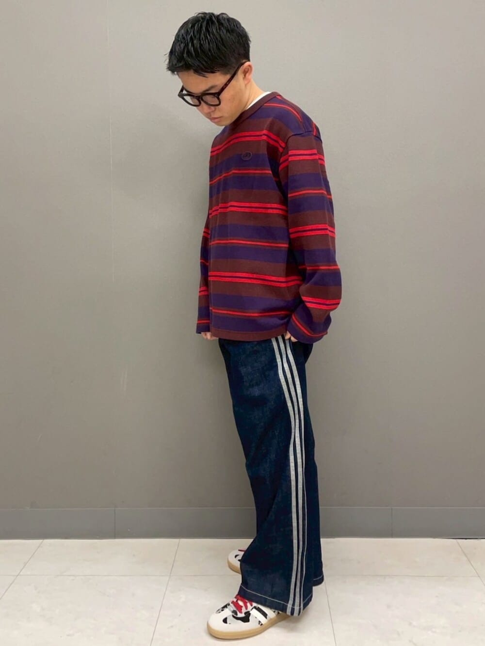 ブルー系のその他パンツ、レッド系のTシャツ/カットソー、ブラウン系のスニーカーを着用したメンズの冬コーディネートの4枚目の写真