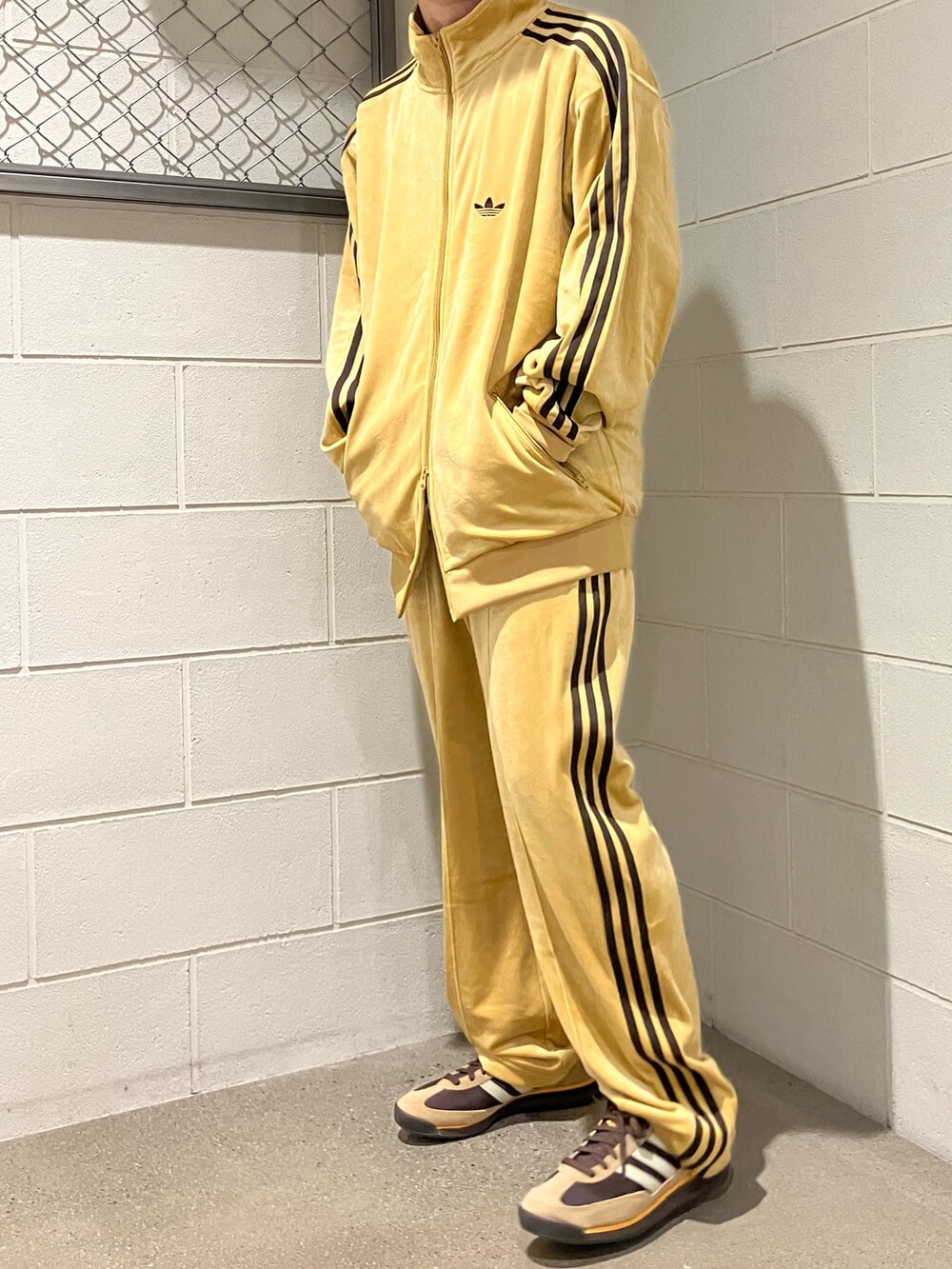 ベージュ系のジャージ、ベージュ系のその他パンツ、ブラウン系のスニーカーを着用したメンズの秋コーディネートの3枚目の写真
