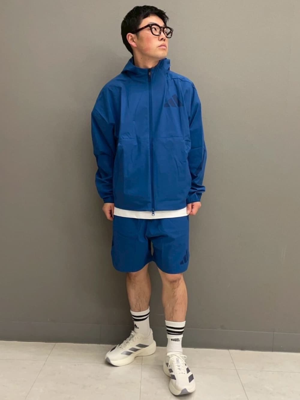 ブルー系のジャージ、ブルー系のその他パンツ、ホワイト系のTシャツ/カットソーを着用したメンズの春コーディネートの3枚目の写真