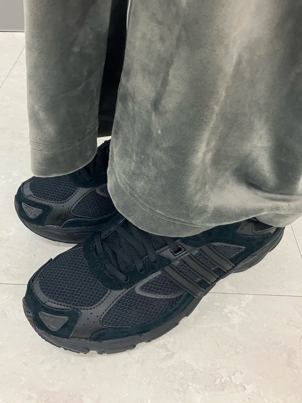 「スニーカー、ジャケット、アウター、adidas、ベルベット、アディダス、トラックパンツ、adidas originals、アディダスオリジナルス、レスポンス」｜「adidasのアディカラー ショートビーニー / アディダスオリジナルス adidas Originals（ニットキャップ/ビーニー、ブラック系）」を使った、NTさん（メンズ・166cm）の冬コーディネートの4枚目の写真