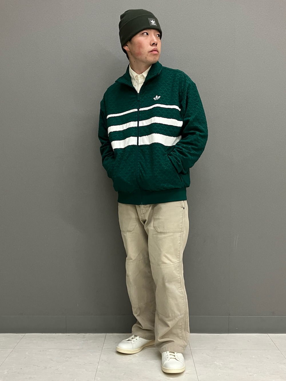 「スニーカー、adidas、ジャージ、アディダス、ビーニー、スタンスミス、adidas originals、トラックジャケット、モノグラム、トラックトップ」｜「adidasのアディカラー カフ ビーニー [Adicolor Cuff Beanie]  / アディダスオリジナルス adidas Originals（ニットキャップ/ビーニー、グリーン系）」を使った、NTさん（メンズ・166cm）の冬コーディネートの3枚目の写真