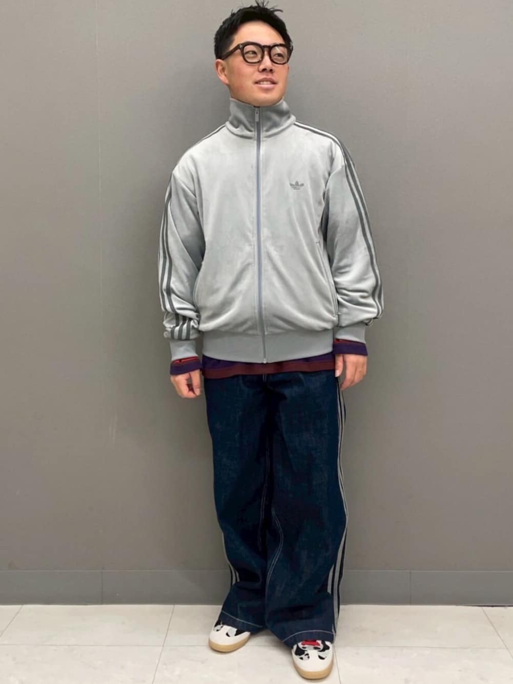 ブルー系のその他パンツ、レッド系のTシャツ/カットソー、ブラウン系のスニーカーを着用したメンズの冬コーディネートの2枚目の写真