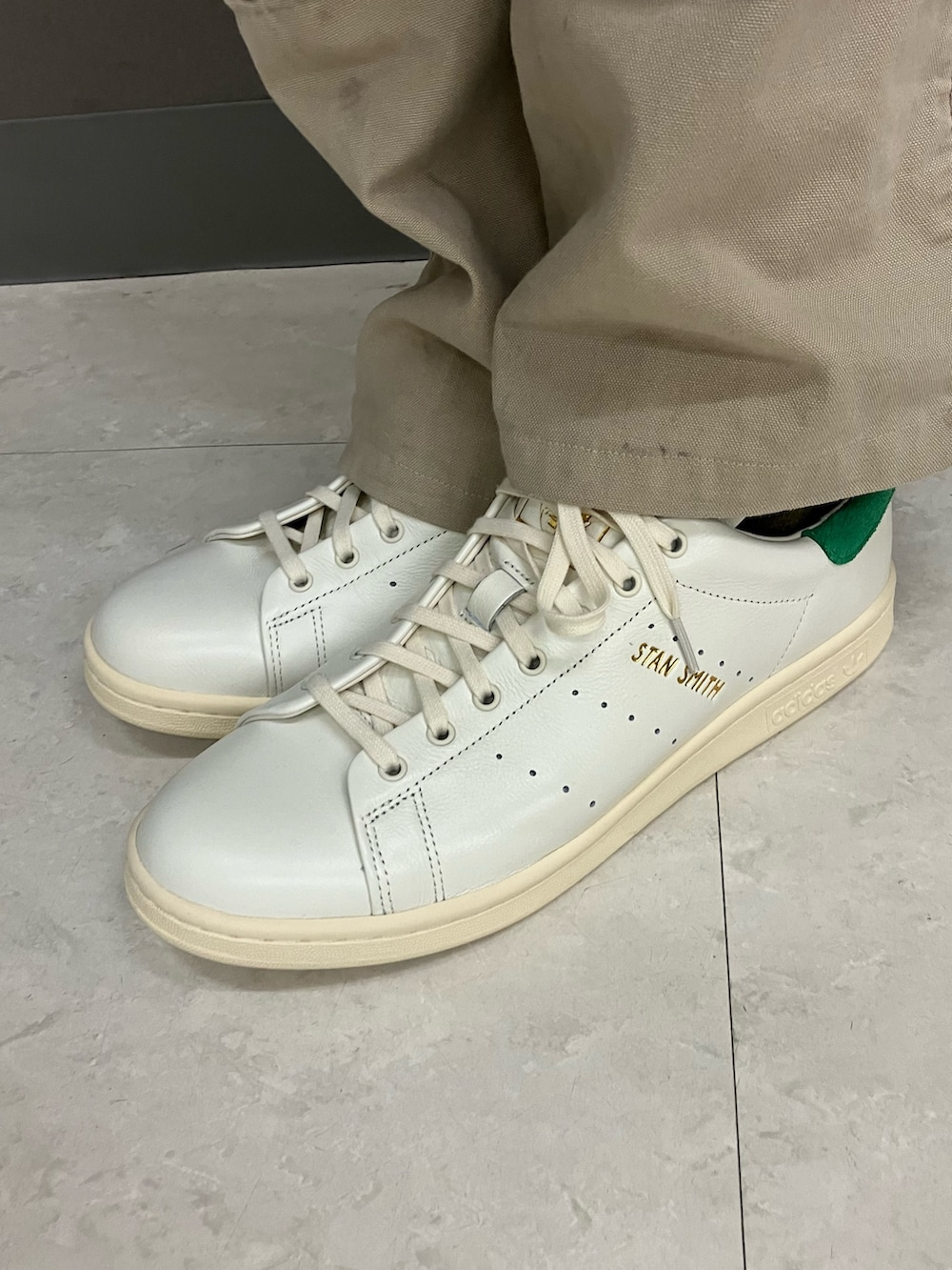 「スニーカー、adidas、ジャージ、アディダス、ビーニー、スタンスミス、adidas originals、トラックジャケット、モノグラム、トラックトップ」｜「adidasのアディカラー カフ ビーニー [Adicolor Cuff Beanie]  / アディダスオリジナルス adidas Originals（ニットキャップ/ビーニー、グリーン系）」を使った、NTさん（メンズ・166cm）の冬コーディネートの4枚目の写真