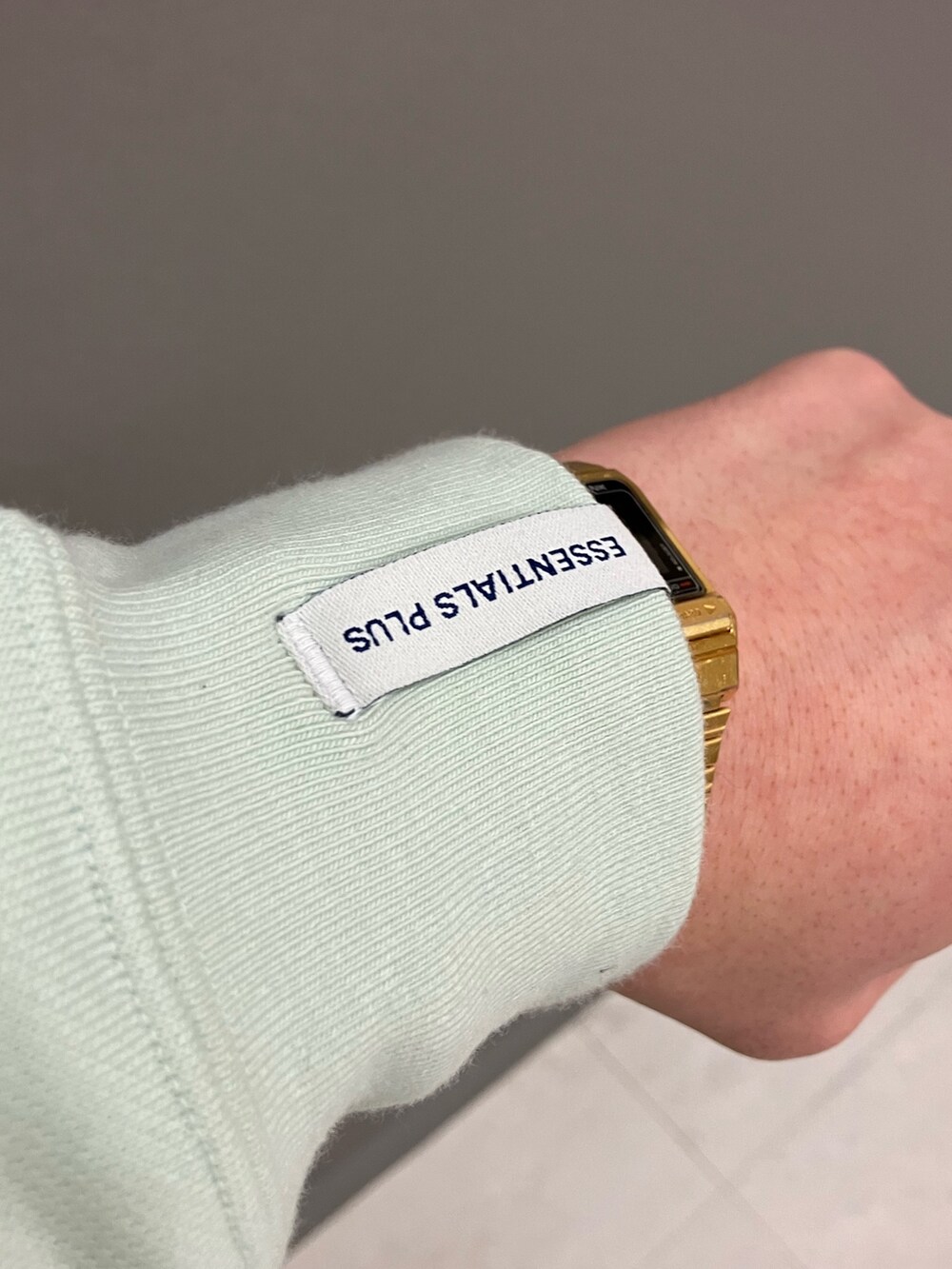 グリーン系のパーカー、ブラック系のスウェットパンツ、ブラック系のスニーカーを着用したメンズの春コーディネートの3枚目の写真