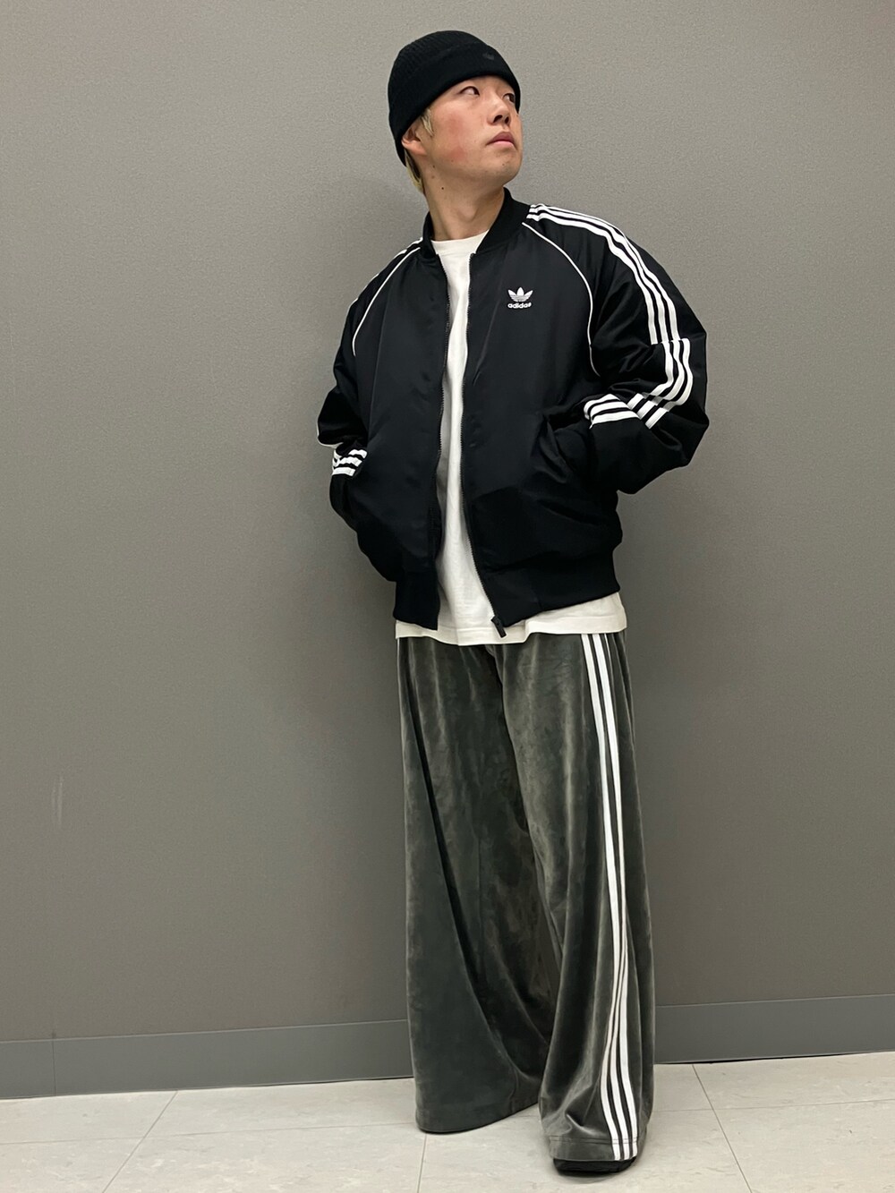 「スニーカー、ジャケット、アウター、adidas、ベルベット、アディダス、トラックパンツ、adidas originals、アディダスオリジナルス、レスポンス」｜「adidasのアディカラー ショートビーニー / アディダスオリジナルス adidas Originals（ニットキャップ/ビーニー、ブラック系）」を使った、NTさん（メンズ・166cm）の冬コーディネートの3枚目の写真