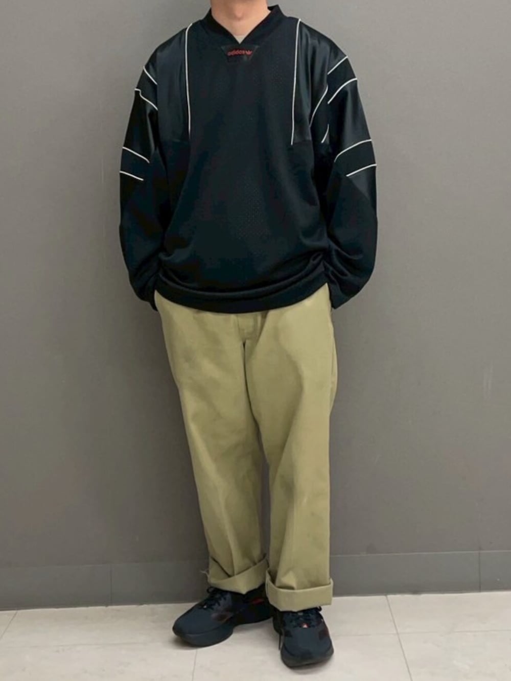 ブラック系のTシャツ/カットソー、グレー系のシューズを着用したメンズの春コーディネートの2枚目の写真