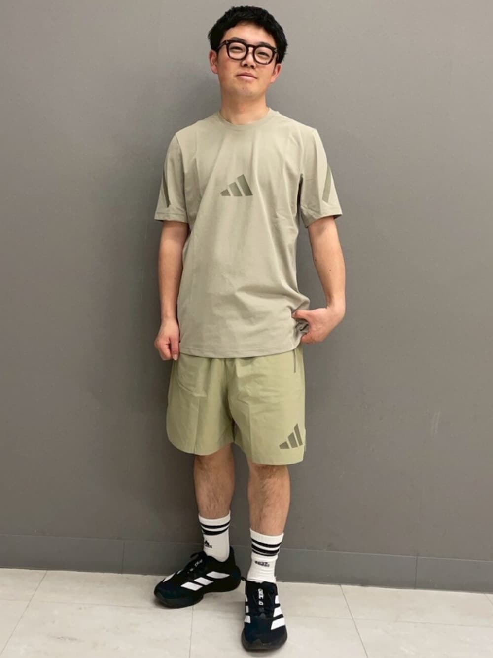 ブラック系のスニーカー、ブラウン系のジャージ、ブラウン系のその他パンツを着用したメンズの春コーディネートの2枚目の写真