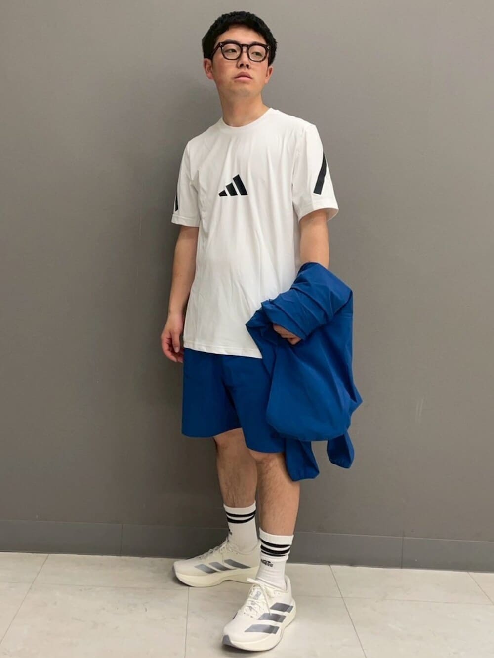 ブルー系のジャージ、ブルー系のその他パンツ、ホワイト系のTシャツ/カットソーを着用したメンズの春コーディネートの4枚目の写真