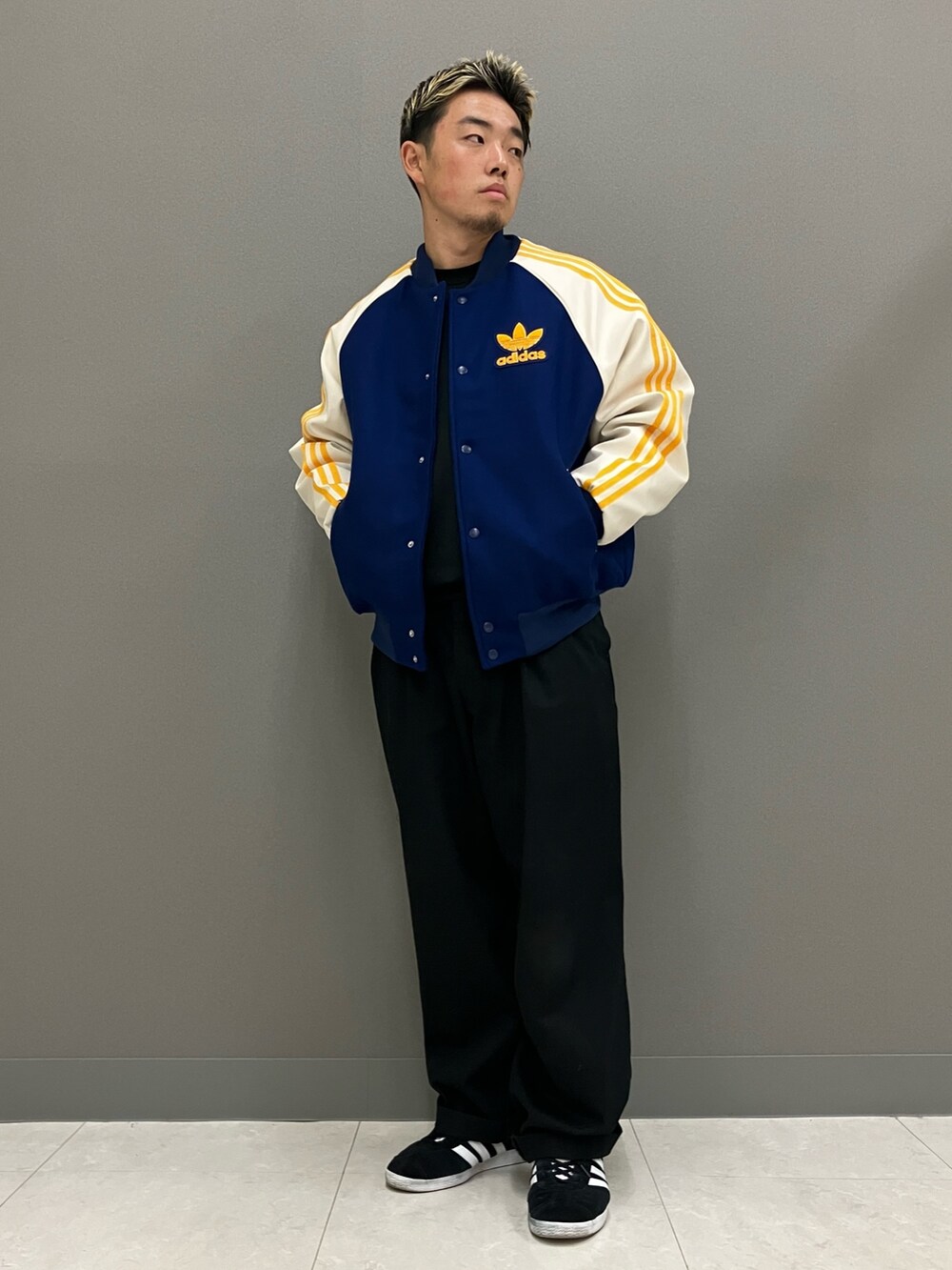 ブルー系のダウンジャケット/コート、ブラック系のシューズを着用したメンズの秋コーディネートの2枚目の写真