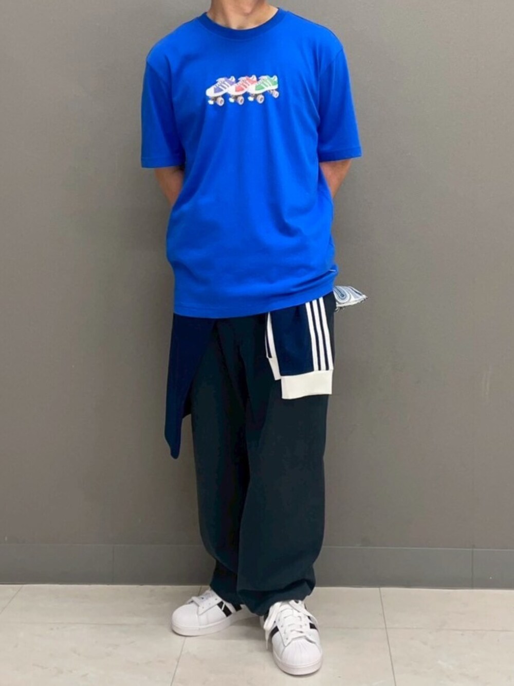 ホワイト系のスニーカー、ブルー系のTシャツ/カットソーを着用したメンズの夏コーディネートの4枚目の写真