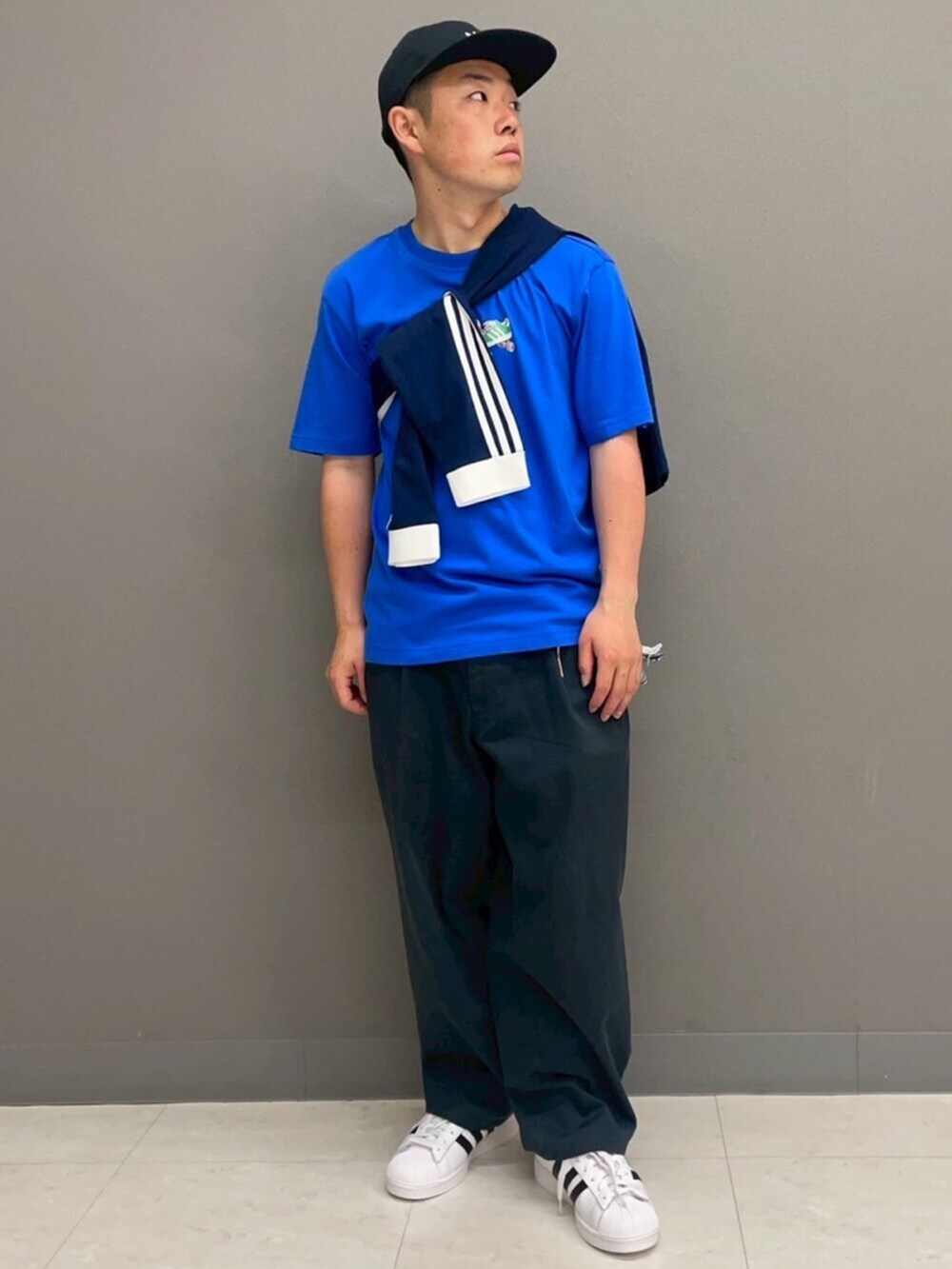 ホワイト系のスニーカー、ブルー系のTシャツ/カットソーを着用したメンズの夏コーディネートの3枚目の写真