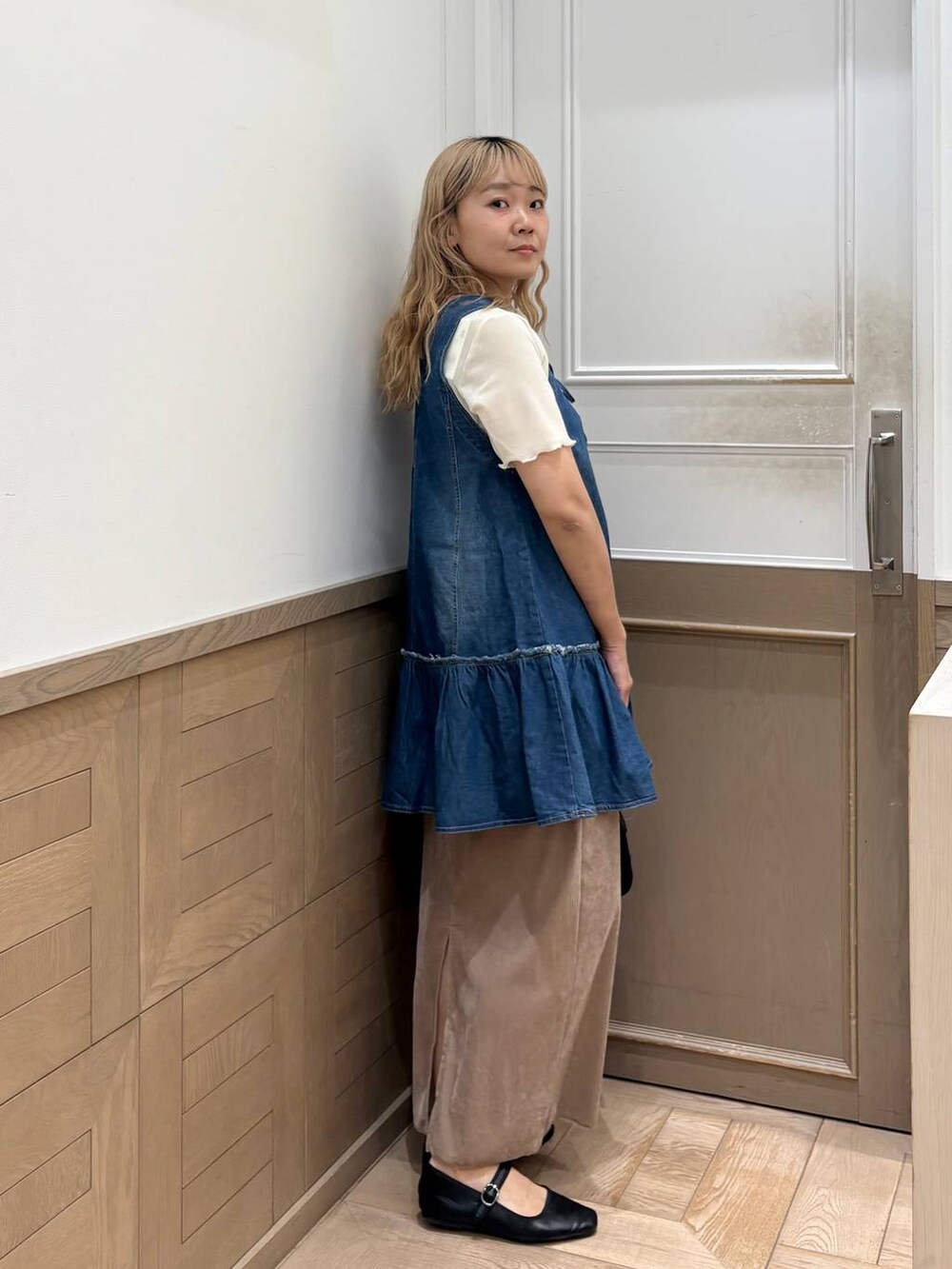 「ローリーズスタイル_LOWRYS FARM、LOWRYS FARM、カジュアル、大人カジュアル、大人女子カジュアル_LOWRYS FARM、女子会」｜「LOWRYS FARMのヴィンテージフウボストン 498451（ショルダーバッグ、ブラック系）」を使った、ざっきーさん（レディース・158cm）の夏コーディネートの2枚目の写真