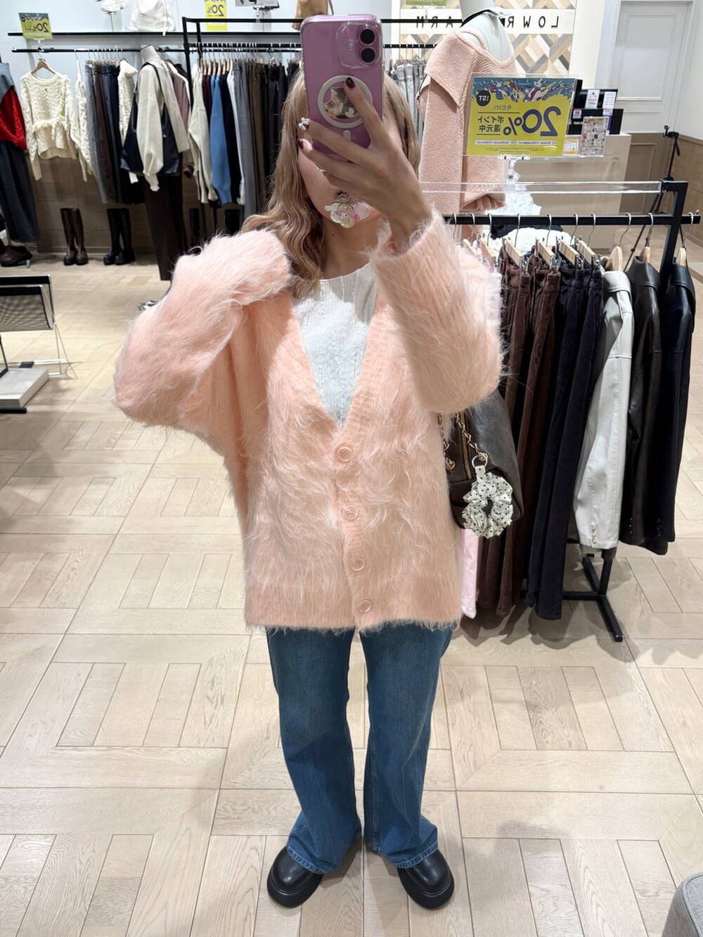 ピンク系のカーディガン/ボレロ、ブラウン系のショルダーバッグを着用したレディースの秋コーディネートの2枚目の写真