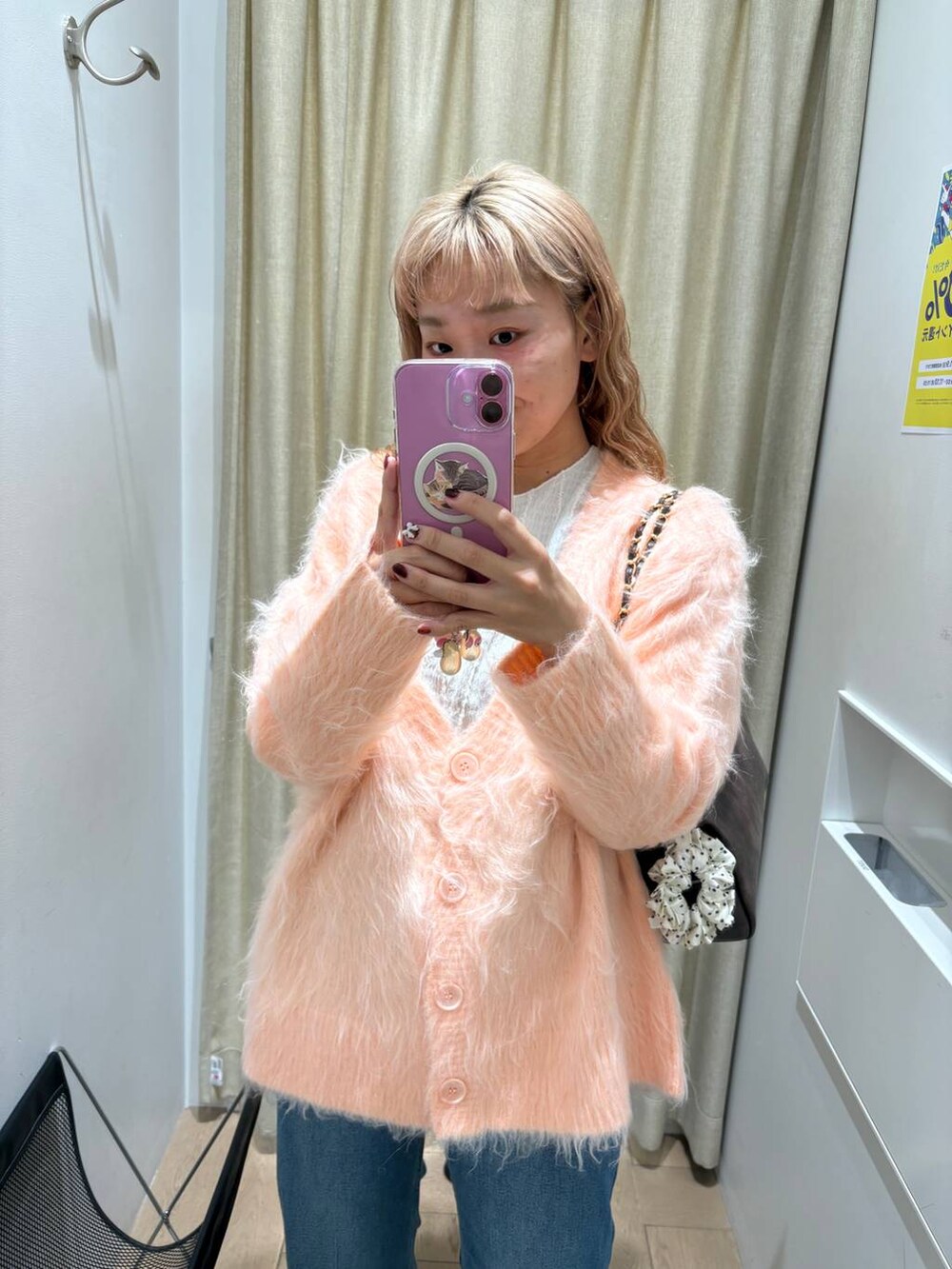 ピンク系のカーディガン/ボレロ、ブラウン系のショルダーバッグを着用したレディースの秋コーディネートの3枚目の写真