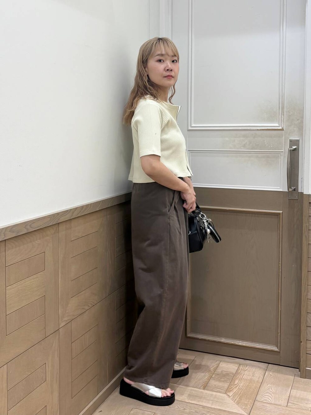 「ローリーズスタイル_LOWRYS FARM、LOWRYS FARM、カジュアル、夏コーデ、大人女子カジュアル_LOWRYS FARM」｜「LOWRYS FARMのカンドウフィットクロスサンダル　 283658（サンダル、シルバー系）」を使った、ざっきーさん（レディース・158cm）の春コーディネートの2枚目の写真