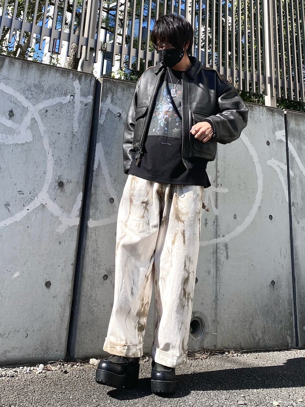 ブラウン系のカバーオール、ブラック系のTシャツ/カットソー、ベージュ系のその他パンツを着用したメンズの秋コーディネートの4枚目の写真