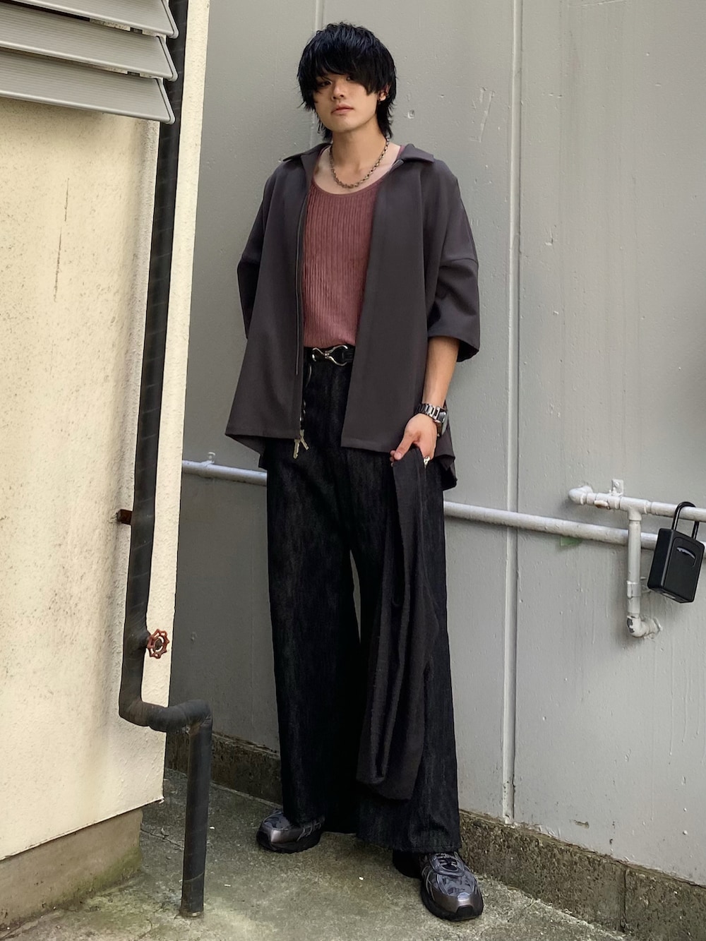 グレー系のシャツ/ブラウス、ピンク系のタンクトップ、ブラック系のデニムパンツを着用したメンズの春コーディネートの5枚目の写真