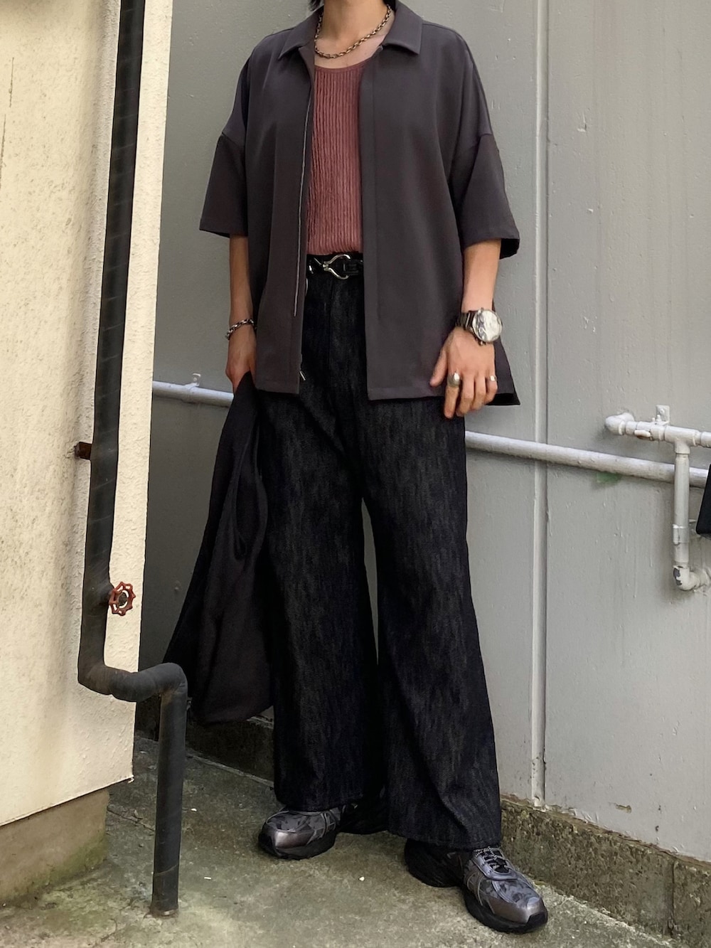 グレー系のシャツ/ブラウス、ピンク系のタンクトップ、ブラック系のデニムパンツを着用したメンズの春コーディネートの3枚目の写真