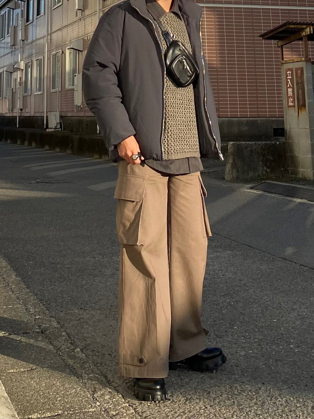 グレー系のダウンジャケット/コート、グレー系のその他トップス、グレー系のシャツ/ブラウスを着用したメンズの冬コーディネートの2枚目の写真