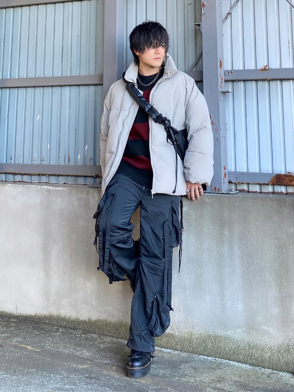 グレー系のダウンジャケット/コート、レッド系のニット/セーター、ブラック系のカーゴパンツを着用したメンズの冬コーディネートの3枚目の写真