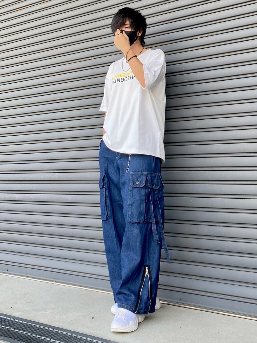 ホワイト系のTシャツ/カットソー、ブルー系のカーゴパンツ、ホワイト系のスニーカーを着用したメンズの秋コーディネートの2枚目の写真