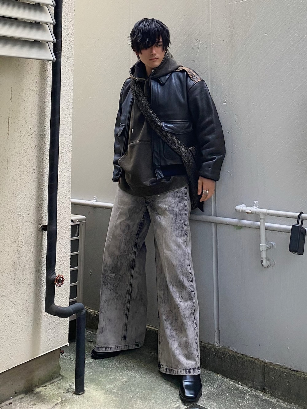 ブラウン系のジャケット/アウター、ブラック系のパーカー、ブラック系のデニムパンツを着用したメンズの冬コーディネートの4枚目の写真