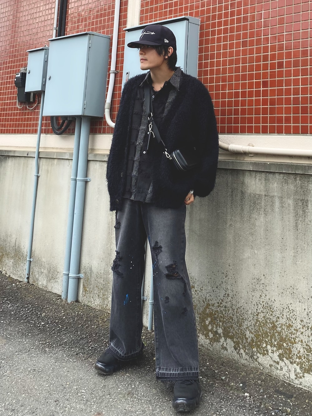 ブルー系のカーディガン/ボレロ、ブラック系のシャツ/ブラウス、ブラック系のデニムパンツを着用したメンズの秋コーディネートの5枚目の写真