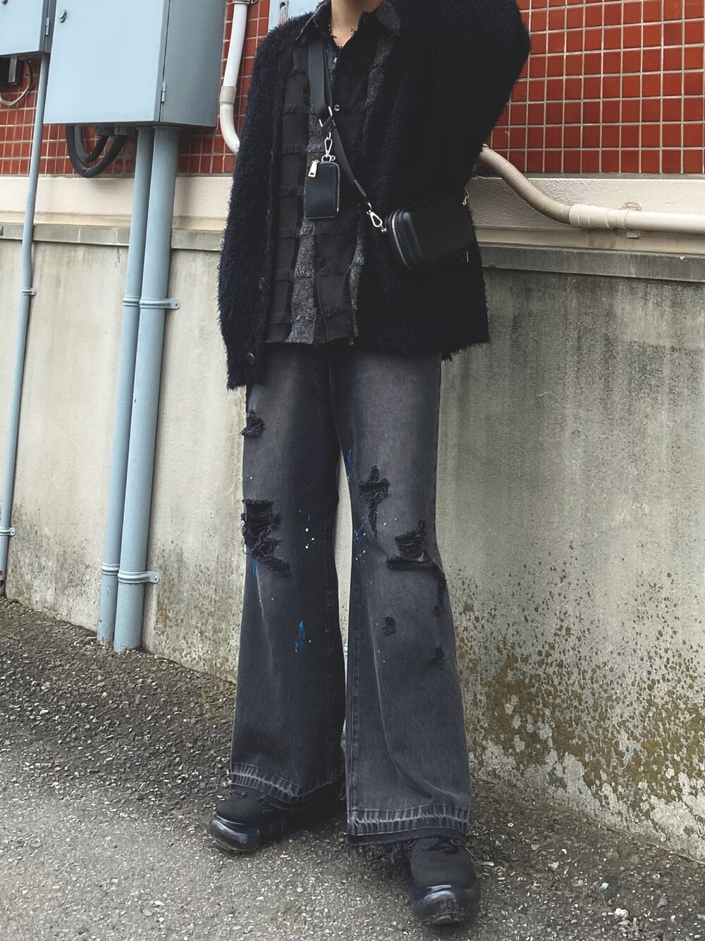 ブルー系のカーディガン/ボレロ、ブラック系のシャツ/ブラウス、ブラック系のデニムパンツを着用したメンズの秋コーディネートの4枚目の写真