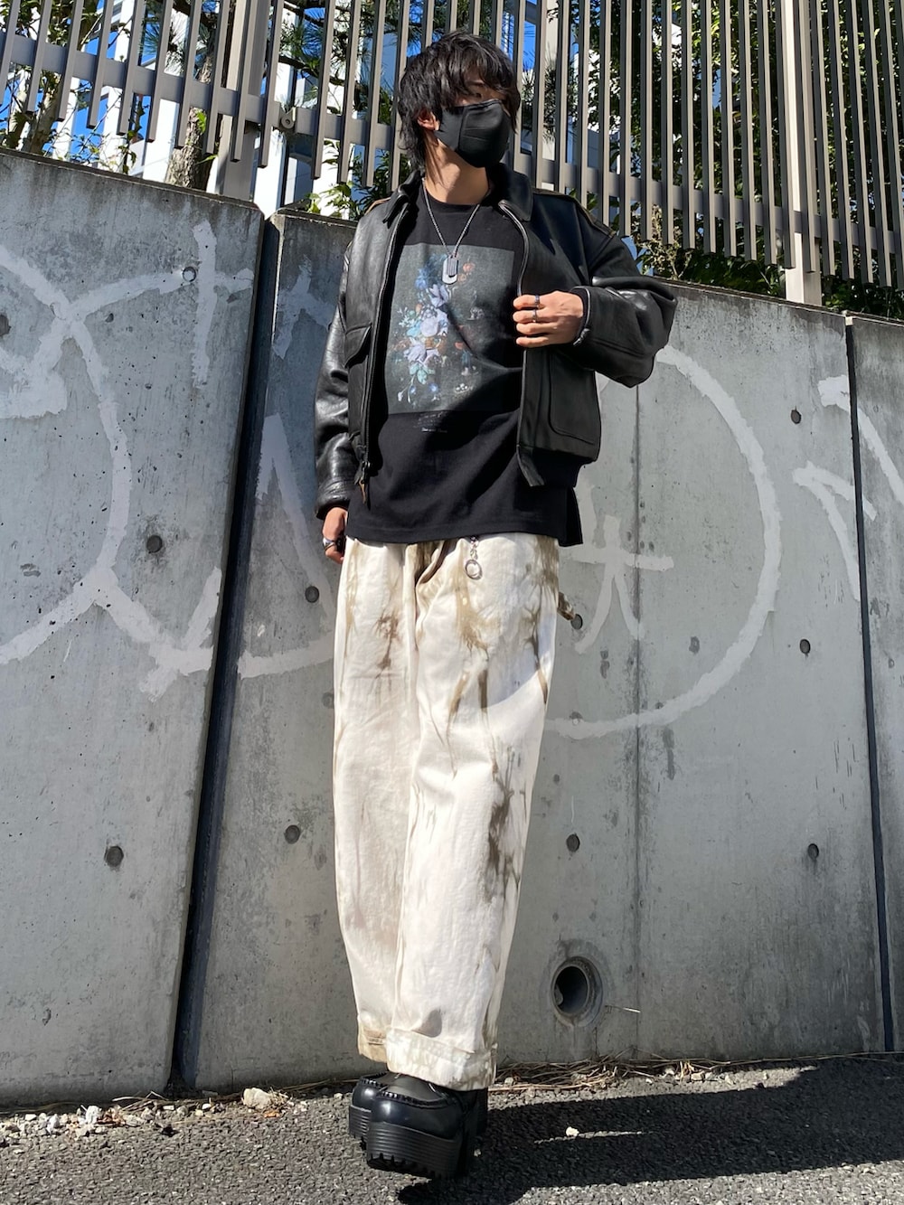 ブラウン系のカバーオール、ブラック系のTシャツ/カットソー、ベージュ系のその他パンツを着用したメンズの秋コーディネートの5枚目の写真