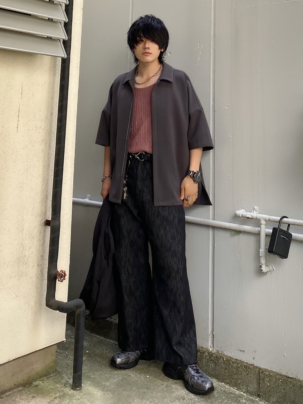 グレー系のシャツ/ブラウス、ピンク系のタンクトップ、ブラック系のデニムパンツを着用したメンズの春コーディネートの2枚目の写真