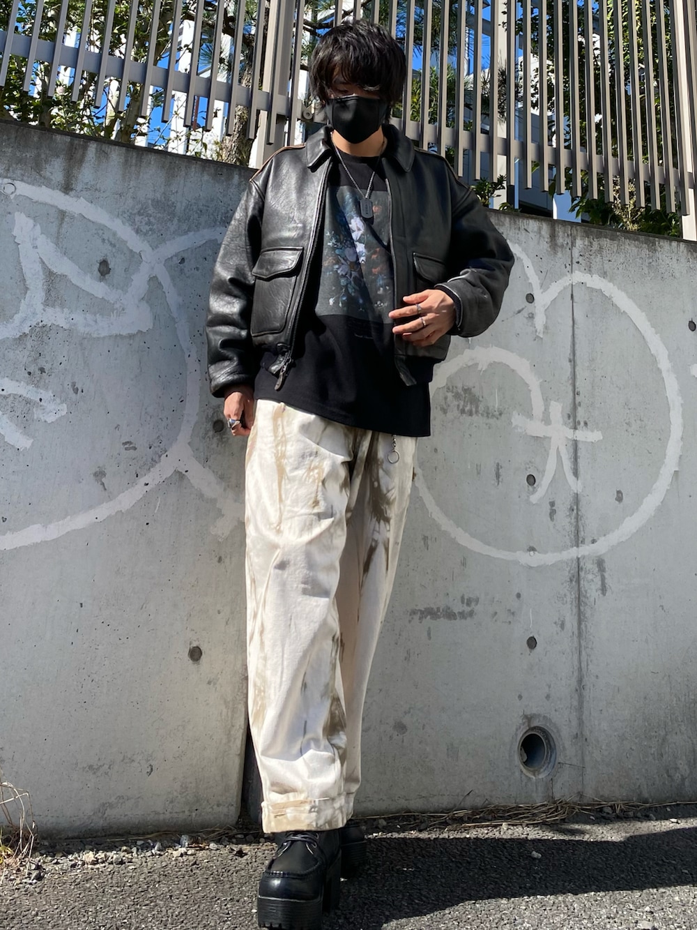 ブラウン系のカバーオール、ブラック系のTシャツ/カットソー、ベージュ系のその他パンツを着用したメンズの秋コーディネートの2枚目の写真