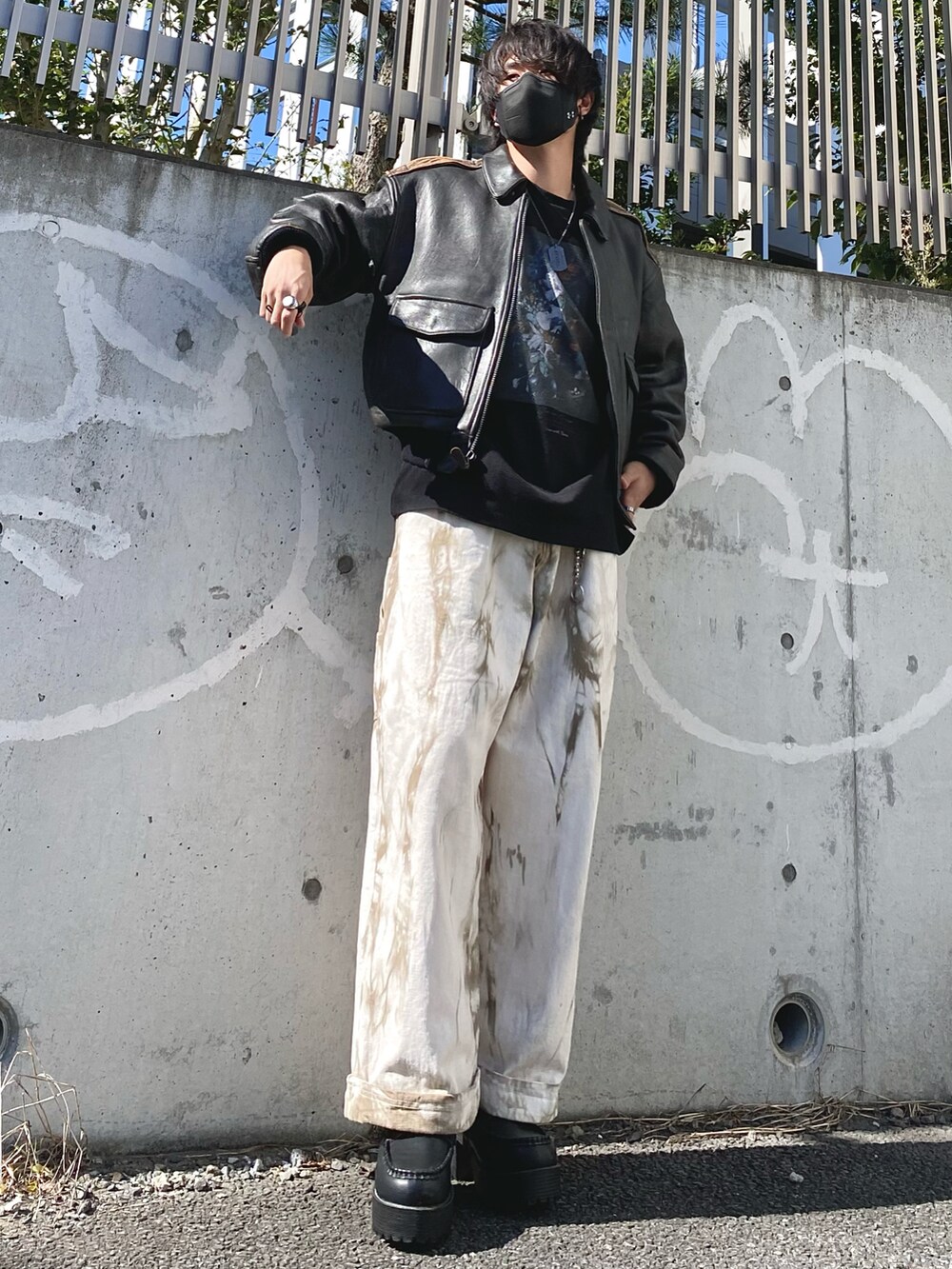 ブラウン系のカバーオール、ブラック系のTシャツ/カットソー、ベージュ系のその他パンツを着用したメンズの秋コーディネートの3枚目の写真