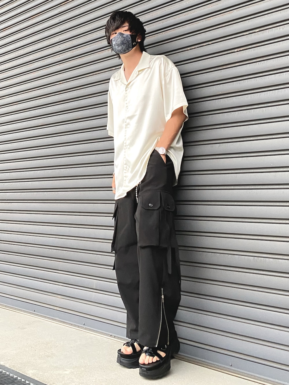 ホワイト系のシャツ/ブラウス、ブラック系のカーゴパンツ、ブラック系のサンダルを着用したメンズの夏コーディネートの2枚目の写真