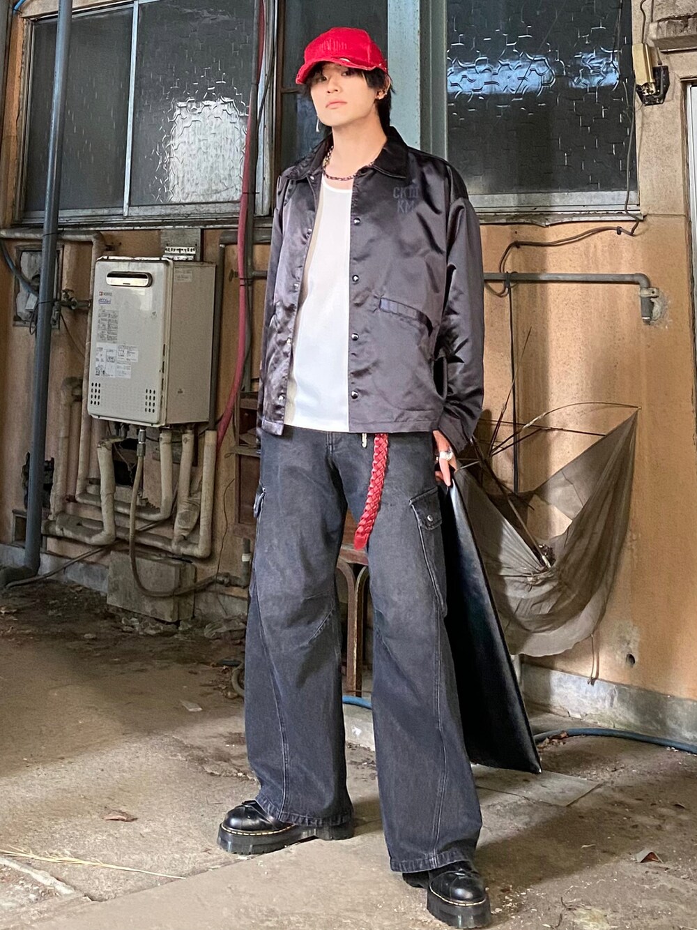 グレー系のその他アウター、ホワイト系のタンクトップ、ブラック系のデニムパンツを着用したメンズの春コーディネートの2枚目の写真