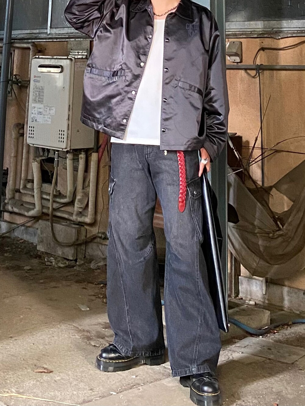 グレー系のその他アウター、ホワイト系のタンクトップ、ブラック系のデニムパンツを着用したメンズの春コーディネートの3枚目の写真