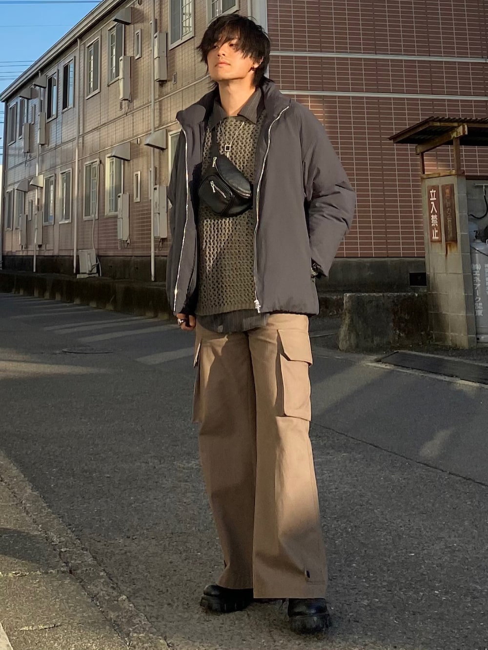 グレー系のダウンジャケット/コート、グレー系のその他トップス、グレー系のシャツ/ブラウスを着用したメンズの冬コーディネートの3枚目の写真