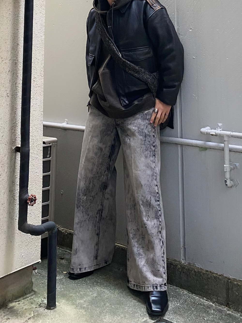 ブラウン系のジャケット/アウター、ブラック系のパーカー、ブラック系のデニムパンツを着用したメンズの冬コーディネートの3枚目の写真