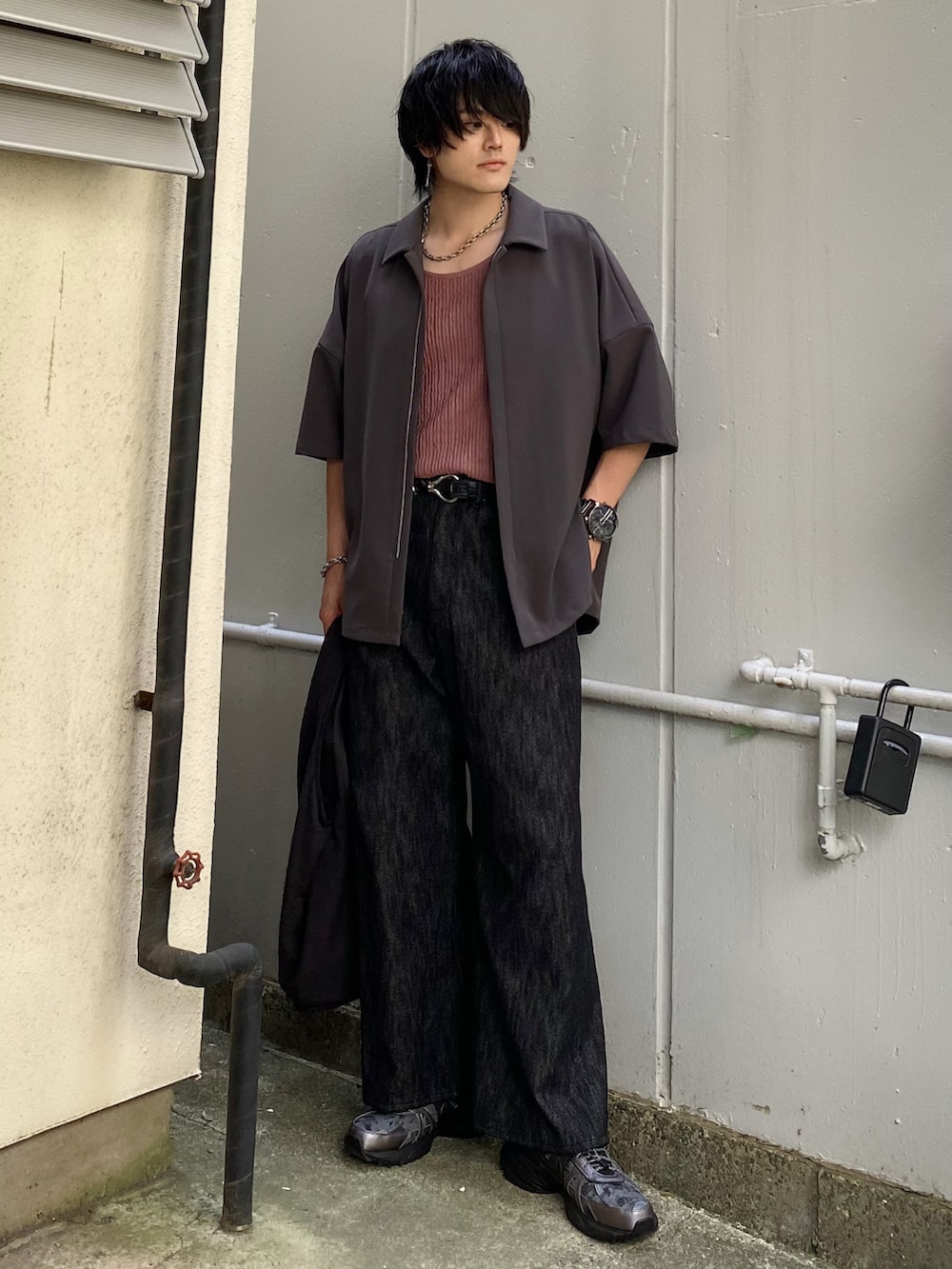 グレー系のシャツ/ブラウス、ピンク系のタンクトップ、ブラック系のデニムパンツを着用したメンズの春コーディネートの4枚目の写真