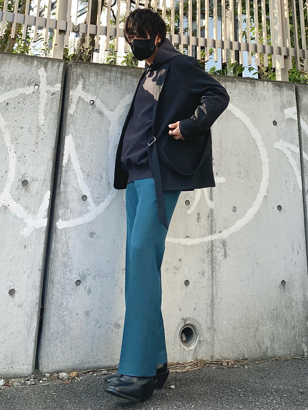 「フレアパンツ、カラーパンツ、ブーツ、ヒールブーツ、テーラードジャケット、パーカー、モノトーン、シンプルコーデ、フレアスラックス、グリーン、ビッグシルエット、秋コーデ、韓国ファッション、厚底シューズ、きれいめカジュアル」|「G.O.CのTRオーバーサイズベルテッドテーラードジャケット(テーラードジャケット、ブラック系)」を使った、Ushioさん(メンズ・175cm)の秋コーディネートの2枚目の写真
