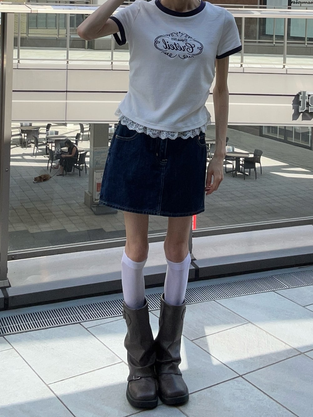 ホワイト系のTシャツ/カットソー、ブルー系のデニムスカートを着用したレディースの夏コーディネートの3枚目の写真