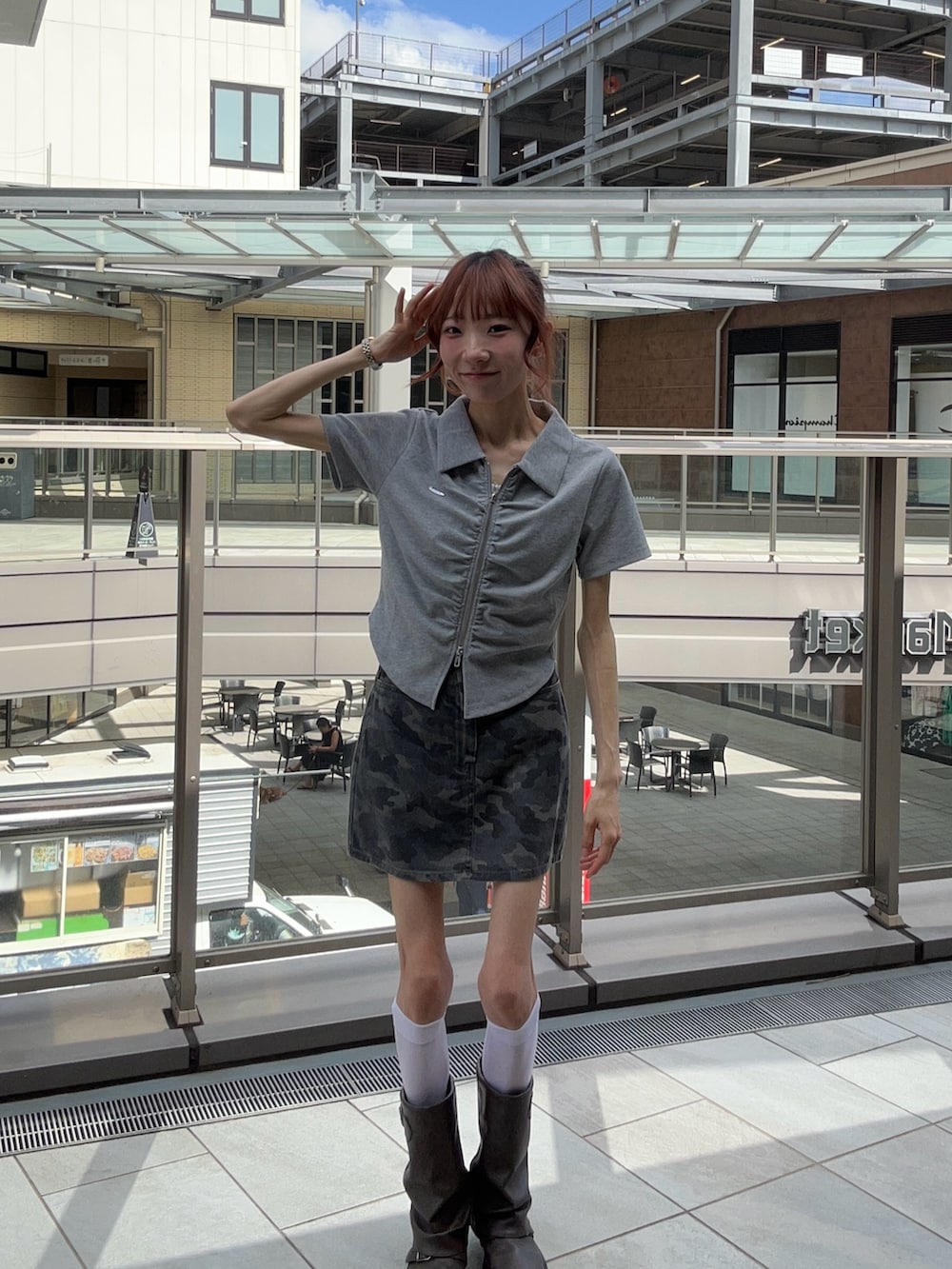 その他のデニムスカート、シルバー系のTシャツ/カットソーを着用したレディースの夏コーディネートの2枚目の写真