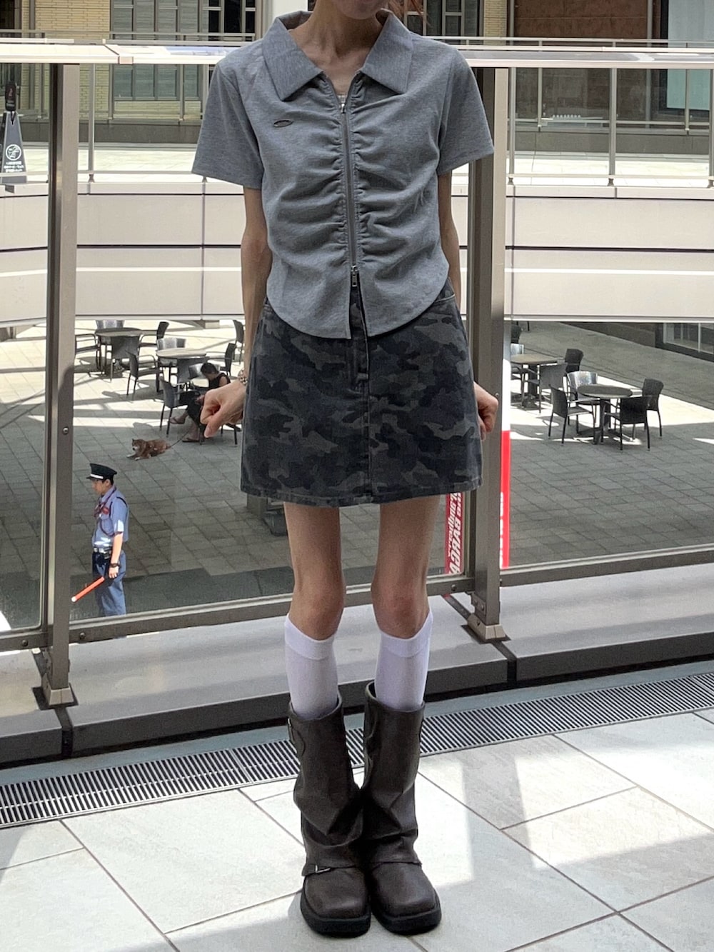その他のデニムスカート、シルバー系のTシャツ/カットソーを着用したレディースの夏コーディネートの3枚目の写真
