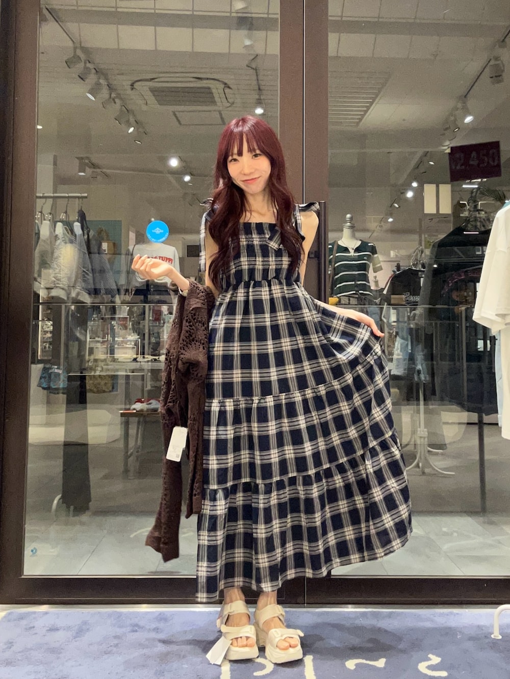 ブルー系のワンピース、ブラウン系のカーディガン/ボレロを着用したレディースの夏コーディネートの2枚目の写真