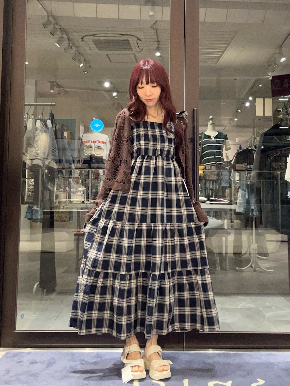 ブルー系のワンピース、ブラウン系のカーディガン/ボレロを着用したレディースの夏コーディネートの3枚目の写真