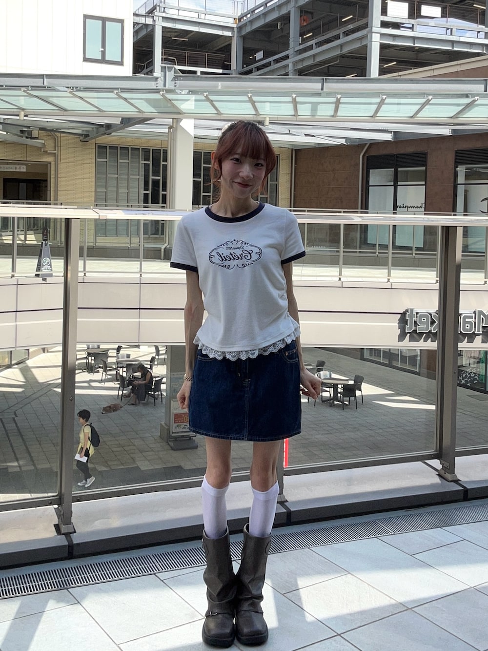 ホワイト系のTシャツ/カットソー、ブルー系のデニムスカートを着用したレディースの夏コーディネートの2枚目の写真