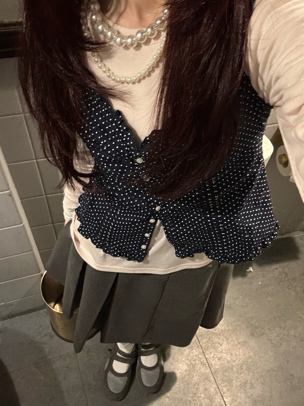 ブルー系のその他トップス、ピンク系のトップス、グレー系のスカートを着用したレディースの夏コーディネートの4枚目の写真